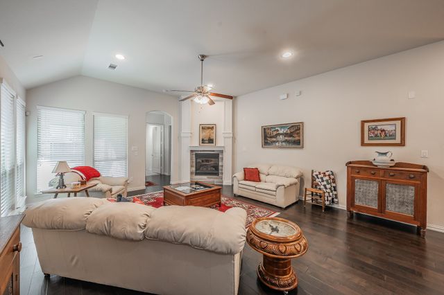 902 Enchanted Wood Drive, Arlington, TX 76005