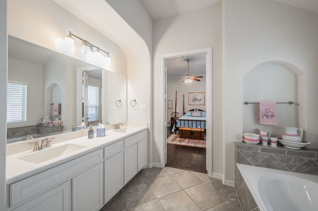 902 Enchanted Wood Drive, Arlington, TX 76005