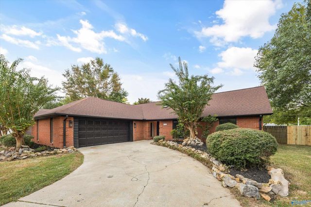 1901 Helmsdale Circle, Huntsville, AL 35803