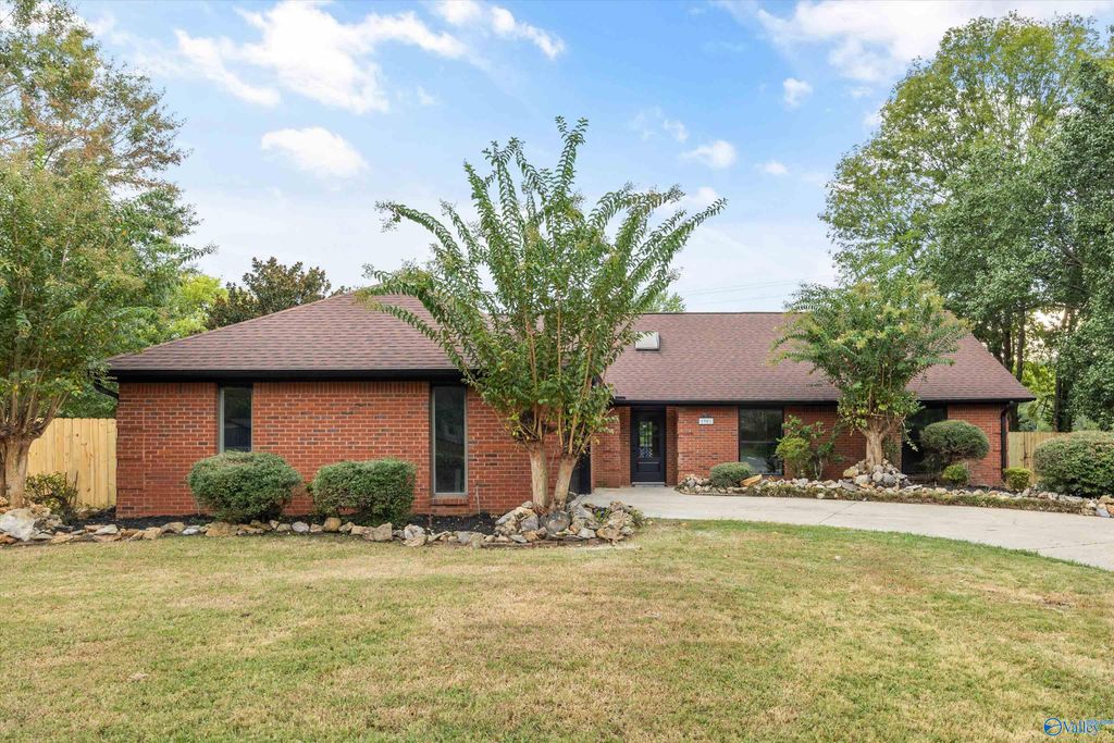1901 Helmsdale Circle, Huntsville, AL 35803