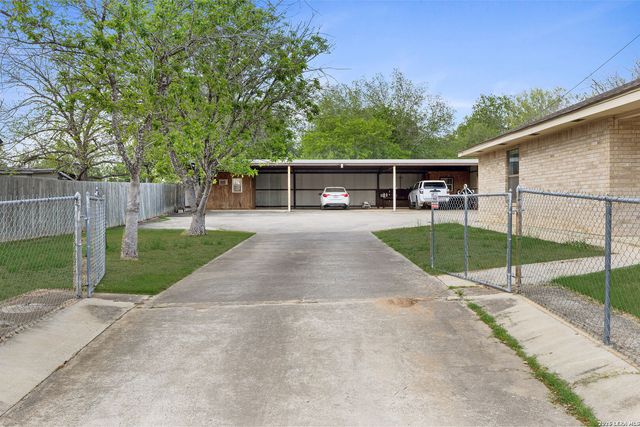 762 Avenue F, Poteet, TX 78065
