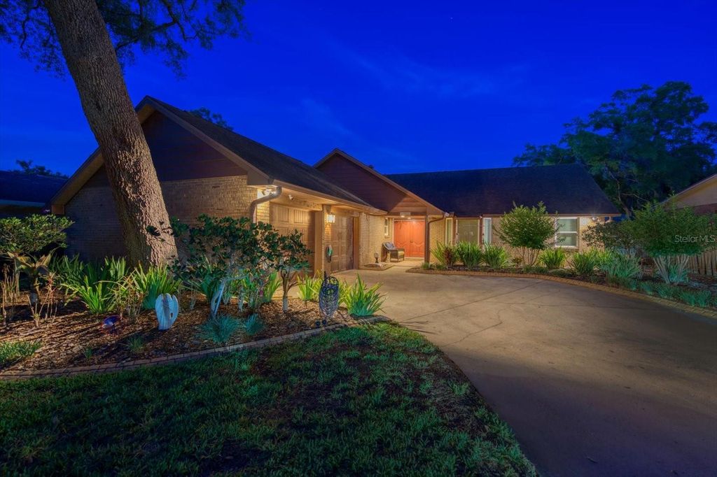 Image 2 of property listing at 11311 LINBANKS PLACE, Tampa, FL 33617