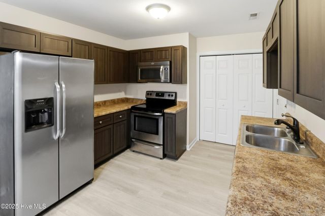 107 Blossom Court, Maple Hill, NC 28454