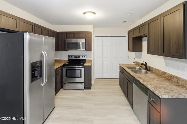 107 Blossom Court, Maple Hill, NC 28454