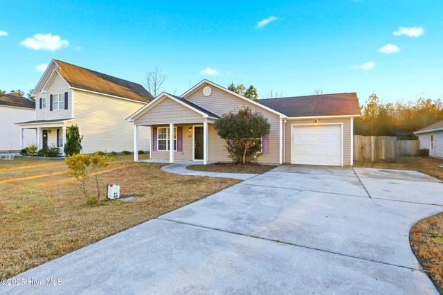 107 Blossom Court, Maple Hill, NC 28454