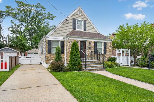 175 Wardwell Road, Mineola, NY 11501
