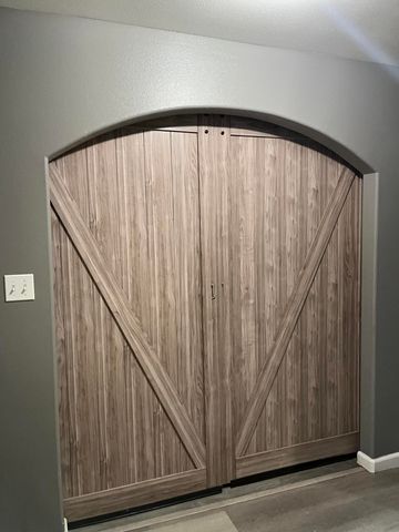 1015 N Velie Court, Visalia, CA 93292