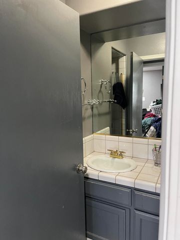 1015 N Velie Court, Visalia, CA 93292