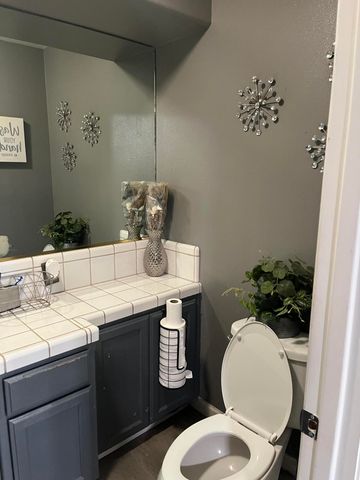 1015 N Velie Court, Visalia, CA 93292