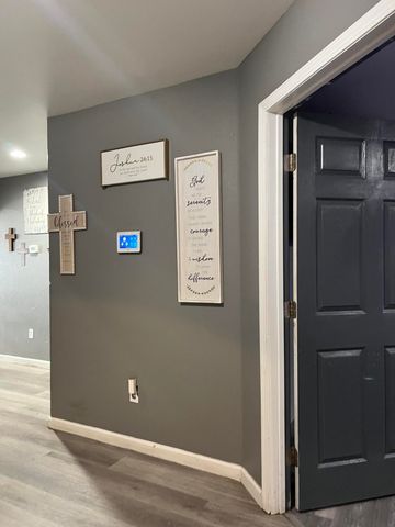 1015 N Velie Court, Visalia, CA 93292