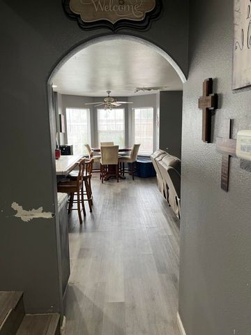 1015 N Velie Court, Visalia, CA 93292