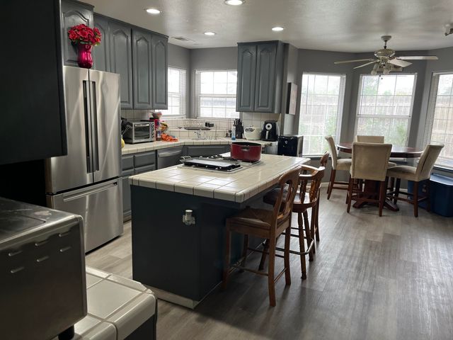 1015 N Velie Court, Visalia, CA 93292