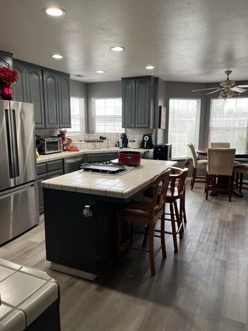 1015 N Velie Court, Visalia, CA 93292