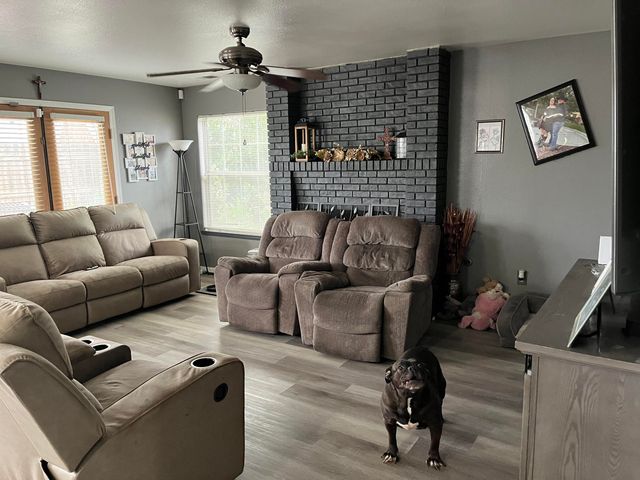 1015 N Velie Court, Visalia, CA 93292