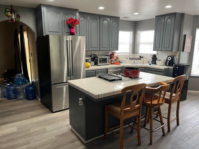 1015 N Velie Court, Visalia, CA 93292