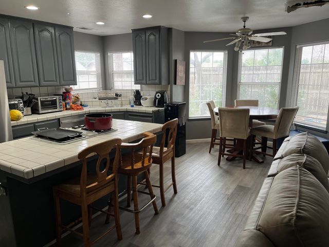 1015 N Velie Court, Visalia, CA 93292