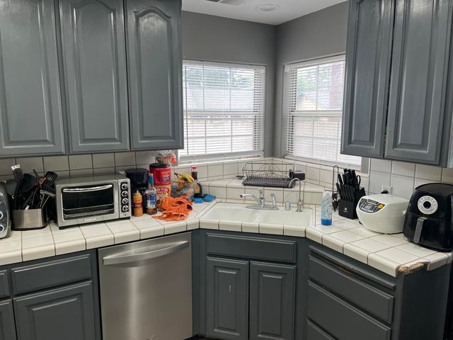 1015 N Velie Court, Visalia, CA 93292