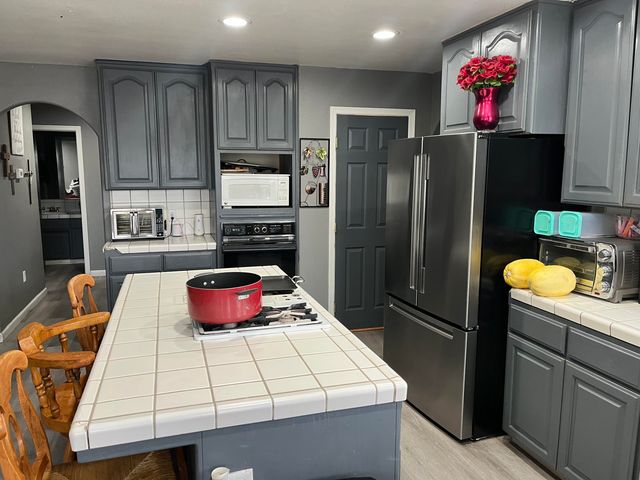 1015 N Velie Court, Visalia, CA 93292