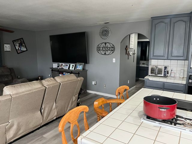 1015 N Velie Court, Visalia, CA 93292