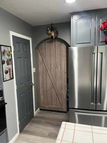 1015 N Velie Court, Visalia, CA 93292