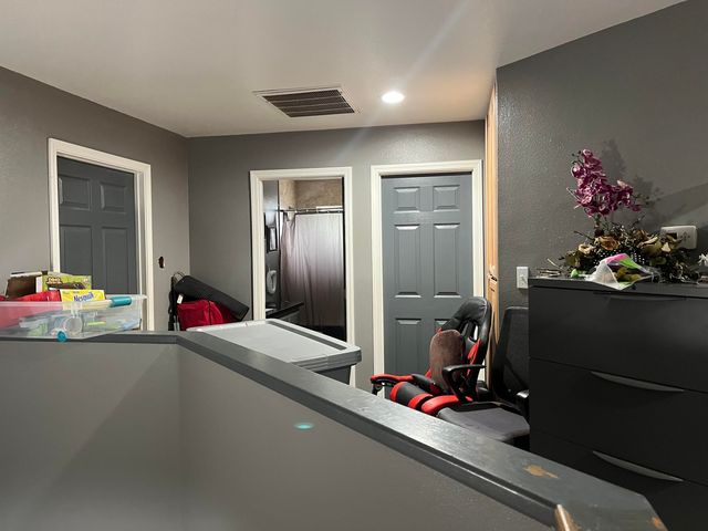 1015 N Velie Court, Visalia, CA 93292