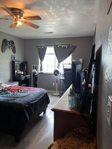 1015 N Velie Court, Visalia, CA 93292