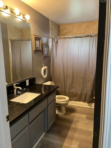 1015 N Velie Court, Visalia, CA 93292