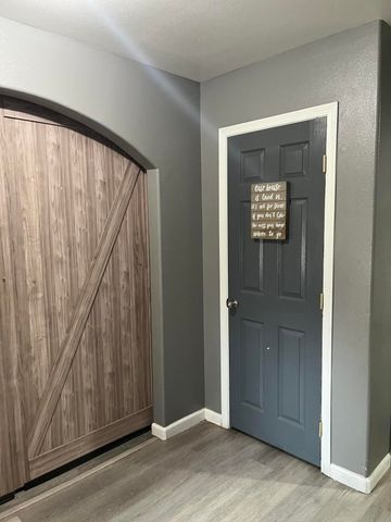 1015 N Velie Court, Visalia, CA 93292