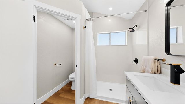 1684 E G St, Oakdale, CA 95361