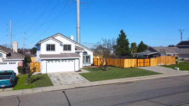 1684 E G St, Oakdale, CA 95361