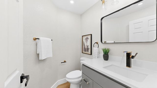 1684 E G St, Oakdale, CA 95361