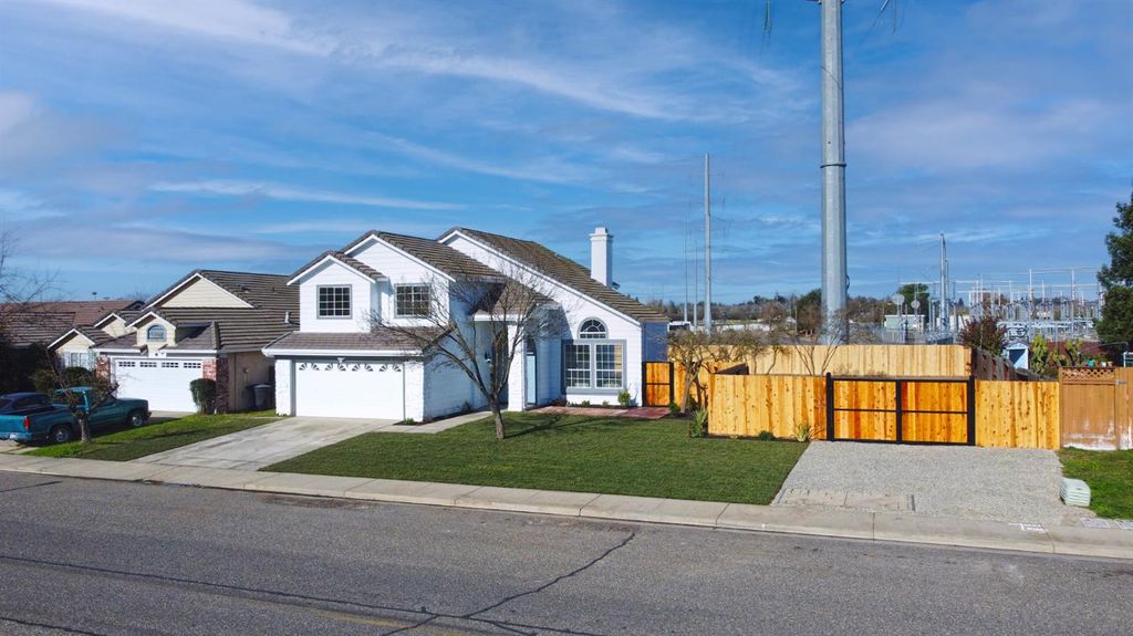 1684 E G St, Oakdale, CA 95361