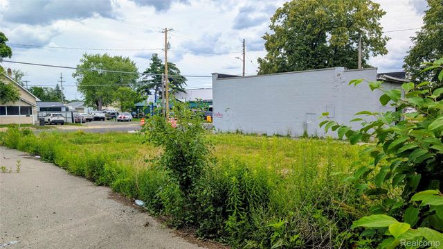 2620 Davison Road, Flint, MI 48506