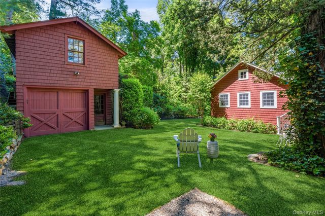 42 Hillcrest Avenue, Roslyn, NY 11576