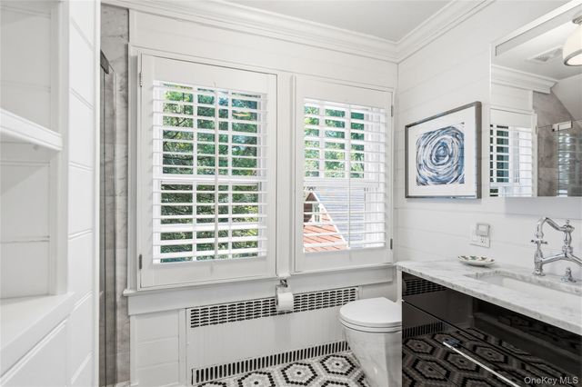 42 Hillcrest Avenue, Roslyn, NY 11576