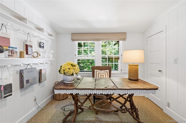 42 Hillcrest Avenue, Roslyn, NY 11576