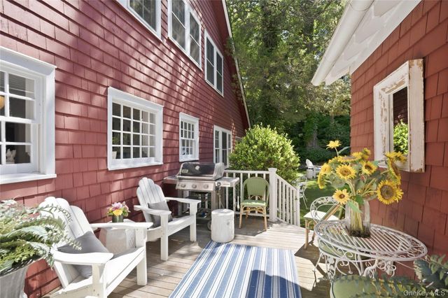 42 Hillcrest Avenue, Roslyn, NY 11576