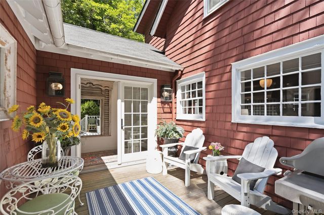 42 Hillcrest Avenue, Roslyn, NY 11576