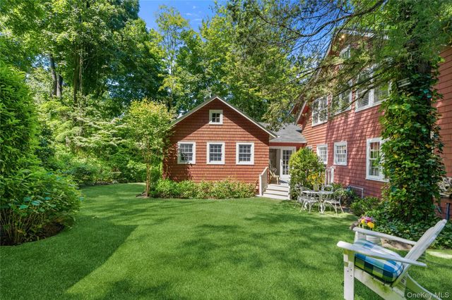 42 Hillcrest Avenue, Roslyn, NY 11576