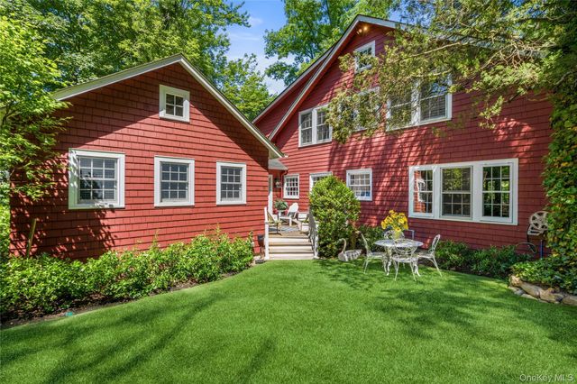 42 Hillcrest Avenue, Roslyn, NY 11576