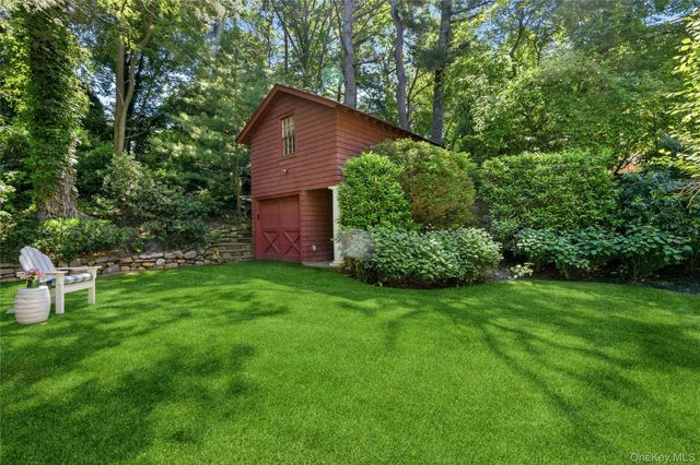 42 Hillcrest Avenue, Roslyn, NY 11576