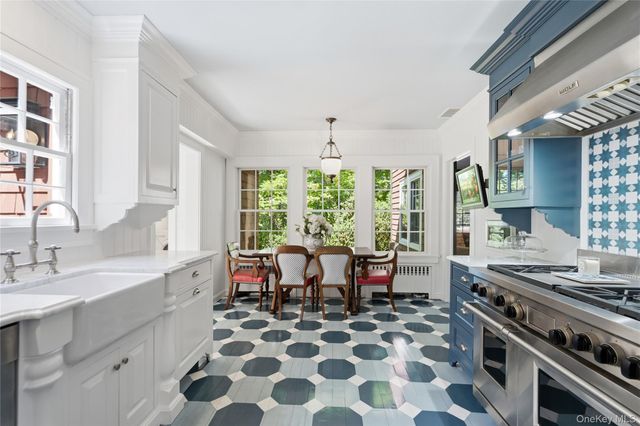 42 Hillcrest Avenue, Roslyn, NY 11576