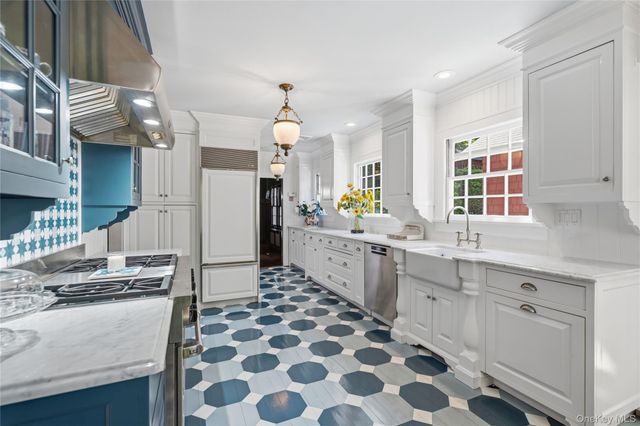 42 Hillcrest Avenue, Roslyn, NY 11576