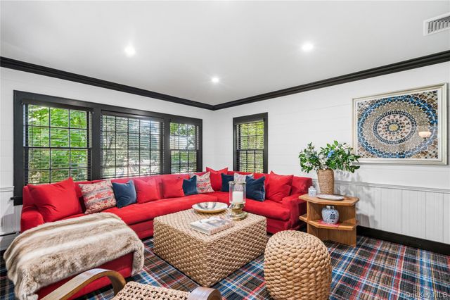 42 Hillcrest Avenue, Roslyn, NY 11576