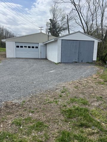 666 Brattontown Cir, Lafayette, TN 37083