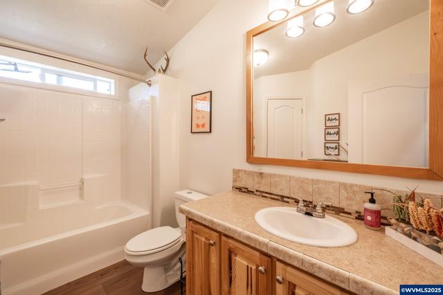 37986 River Dr, Lebanon, OR 97355