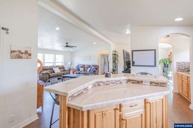 37986 River Dr, Lebanon, OR 97355