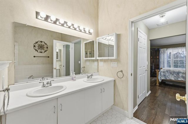 496 Shadow Mountain Road, Mahwah, NJ 07430