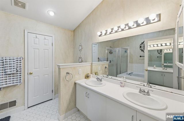 496 Shadow Mountain Road, Mahwah, NJ 07430