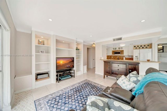 126 Golden Isles Dr 43A, Hallandale Beach, FL 33009